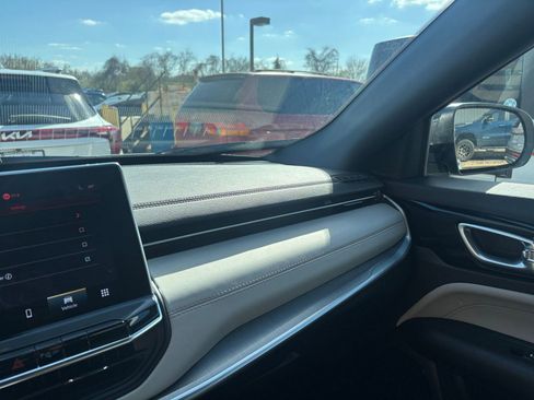 Used 2025 Jeep Compass Limited image 35