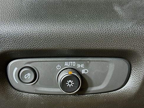 Used 2023 Chevrolet Traverse LT image 17