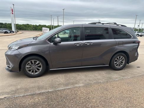 Used 2023 Toyota Sienna XLE w/ XLE Plus Package image 4