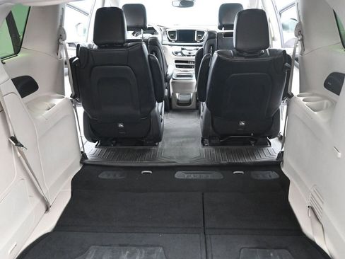 Used 2017 Chrysler Pacifica Platinum image 17