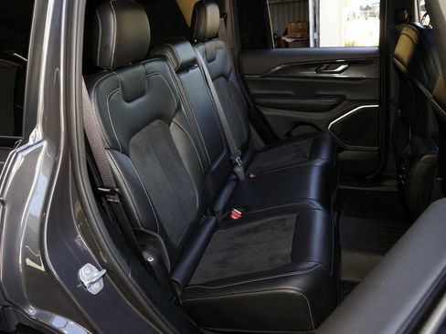 Used 2022 Jeep Grand Cherokee Altitude image 20