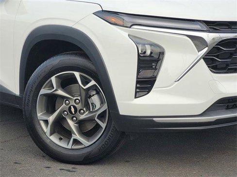 Used 2025 Chevrolet Trax LT w/ Driver Confidence Package image 3