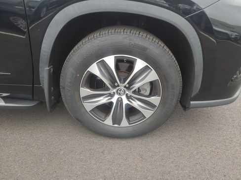 Used 2022 Toyota Highlander XLE AWD/4WD image 12