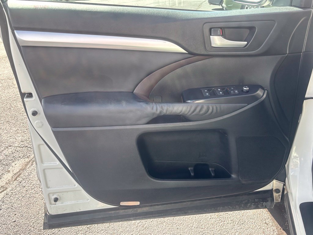 Used 2014 Toyota Highlander XLE FWD image 6