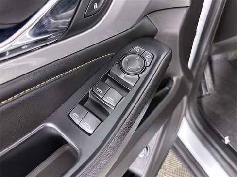 Used 2021 Chevrolet Traverse LT image 23