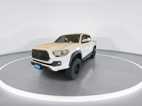 Used 2018 Toyota Tacoma TRD Off-Road w/ Technology Package AWD/4WD image 4