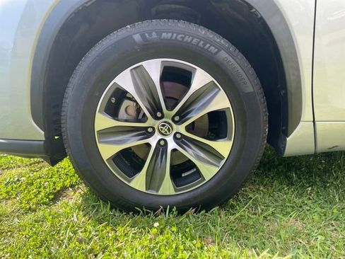 Used 2021 Toyota Highlander XLE FWD image 26