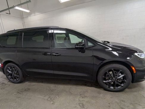 Used 2026 Chrysler Pacifica Limited FWD image 3