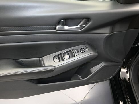 Used 2024 Nissan Altima 2.5 SV FWD image 11