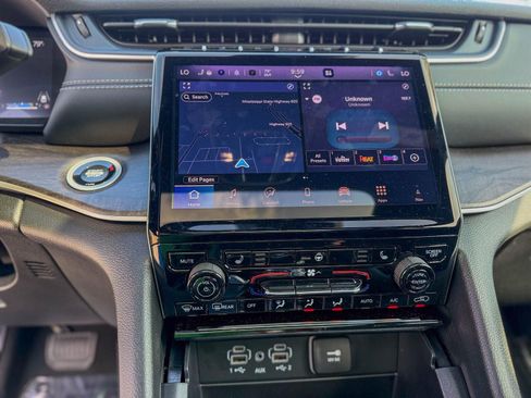 Used 2025 Jeep Grand Cherokee L Limited w/ Black Appearance Package image 21