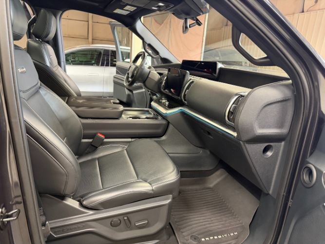 Used 2025 Ford Expedition Platinum w/ Stealth Performance Package AWD/4WD image 34