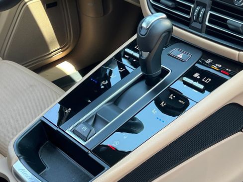 Certified 2025 Porsche Macan AWD/4WD image 43