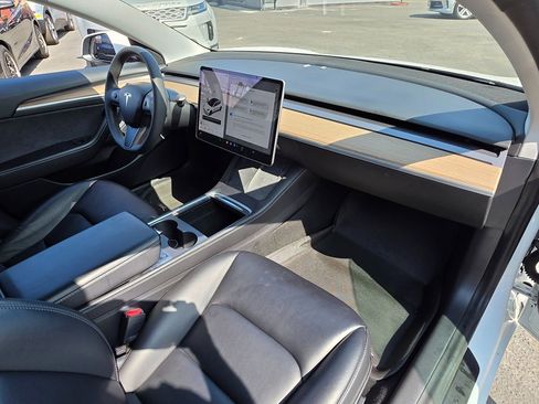 Used 2021 Tesla Model 3 Standard Range image 16