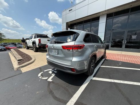 Used 2018 Toyota Highlander Plus FWD image 3