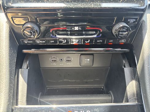 Used 2023 Jeep Grand Cherokee Laredo AWD/4WD image 25