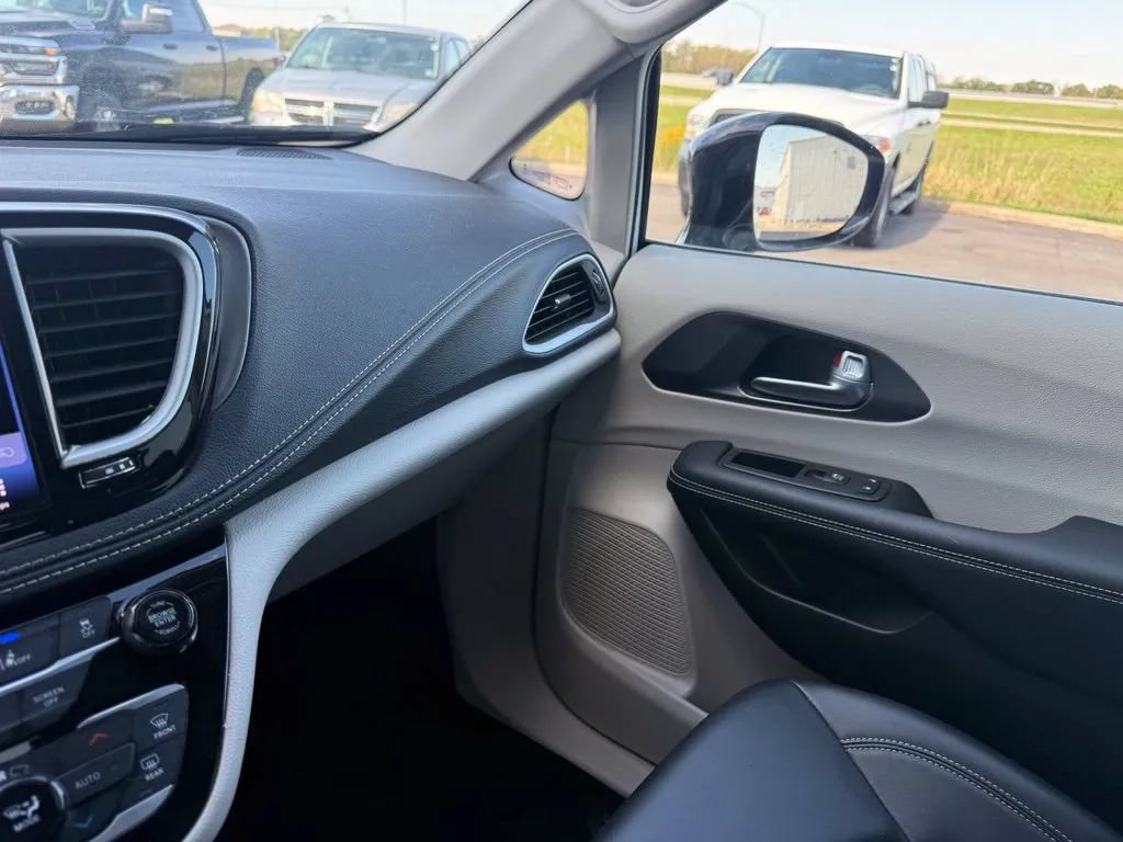 Used 2024 Chrysler Pacifica Touring-L FWD image 17