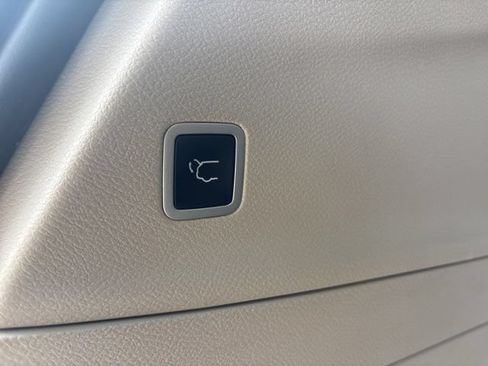 Used 2024 Chrysler Pacifica Touring-L FWD image 18