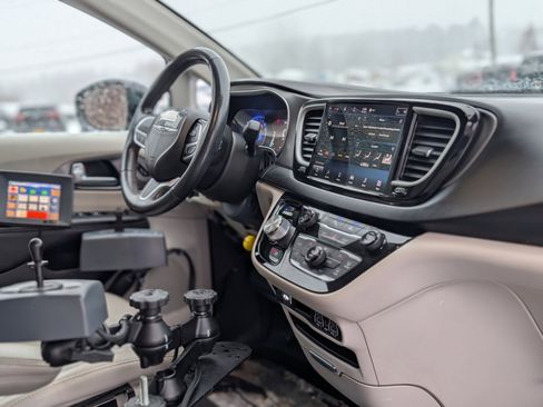Used 2021 Chrysler Pacifica Touring-L image 57