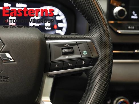 Used 2023 Mitsubishi Outlander SE image 16