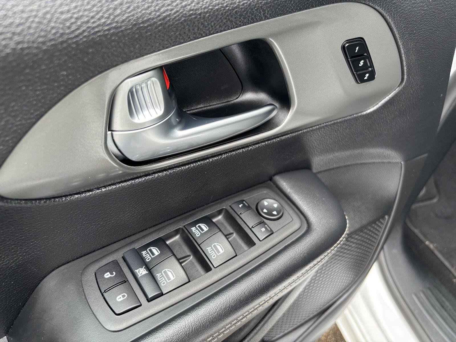 Used 2025 Chrysler Pacifica Select FWD image 13