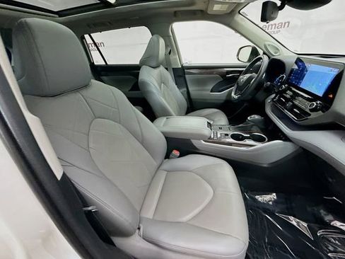 Used 2021 Toyota Highlander Platinum image 30
