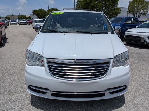 Used 2015 Chrysler Town & Country Touring FWD image 9