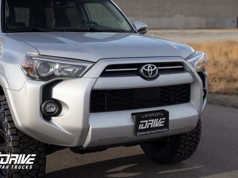 Used 2022 Toyota 4Runner SR5 Premium image 3