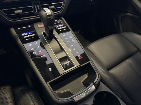 Certified 2025 Porsche Macan image 19