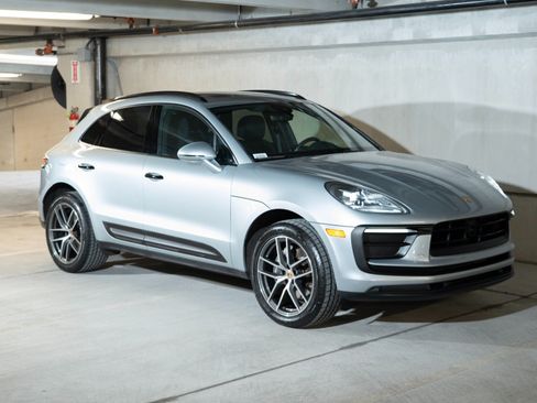 Certified 2023 Porsche Macan AWD/4WD image 9