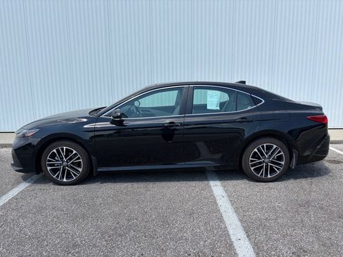 Used 2025 Toyota Camry XLE AWD/4WD image 2