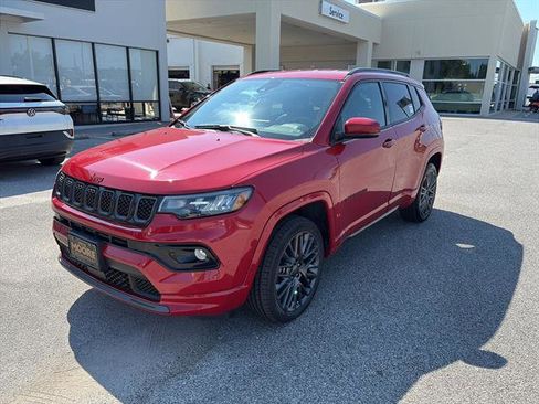 Used 2023 Jeep Compass Limited image 3