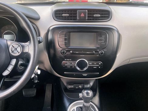 Used 2017 Kia Soul + FWD image 7