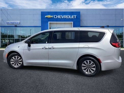 Used 2024 Chrysler Pacifica Limited FWD image 6
