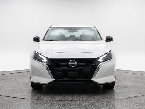 Used 2025 Nissan Altima 2.5 SV FWD image 2