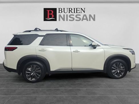 Used 2022 Nissan Pathfinder SV w/ SV Black Package AWD/4WD image 6