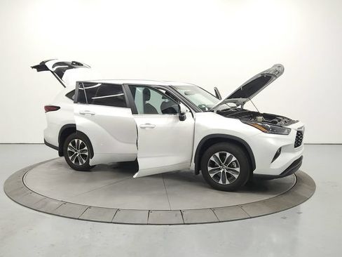 Used 2024 Toyota Highlander XLE AWD/4WD image 10