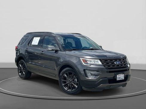 Used 2017 Ford Explorer XLT w/ Equipment Group 202A FWD image 1