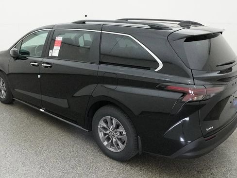 New 2026 Toyota Sienna XLE FWD image 14