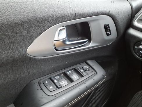 Used 2025 Chrysler Pacifica Limited FWD image 32