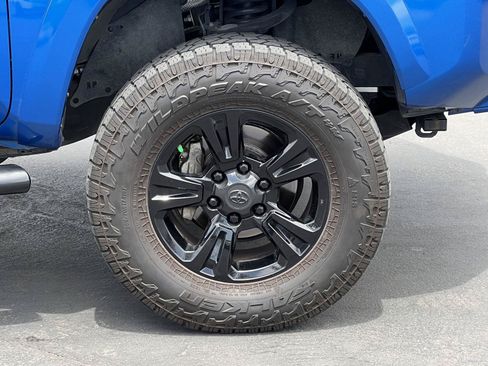 Used 2017 Toyota Tacoma TRD Sport AWD/4WD image 16