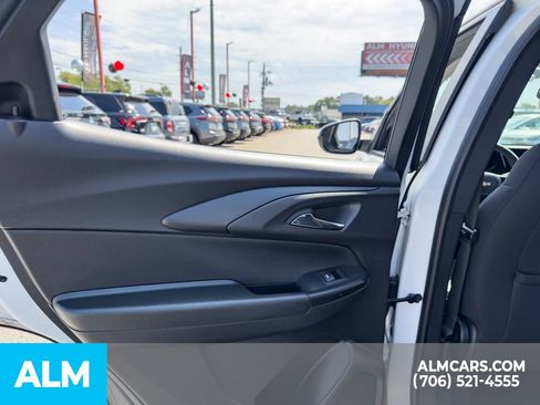 Used 2025 Chevrolet TrailBlazer LT FWD image 11