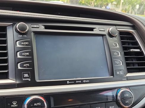 Used 2017 Toyota Highlander Limited Platinum FWD image 24