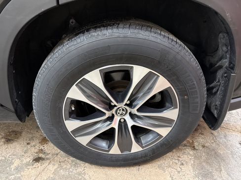 Used 2023 Toyota Highlander XLE image 7