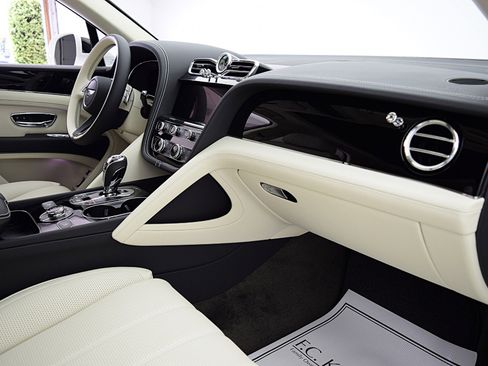Certified 2023 Bentley Bentayga Plug-In Hybrid AWD/4WD image 41