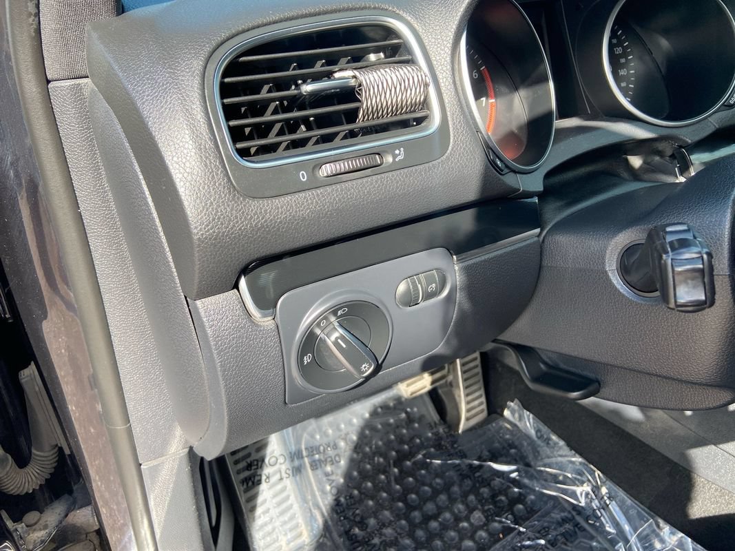 Used 2011 Volkswagen Golf 4-Door FWD image 18