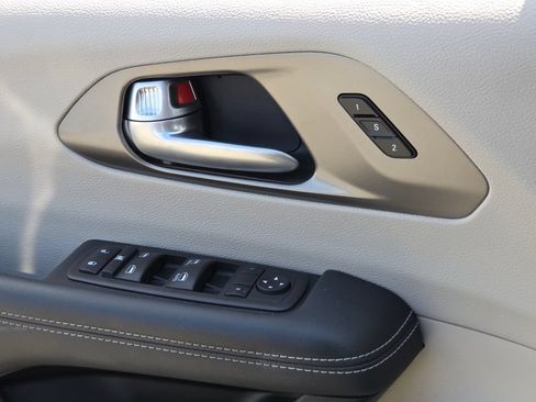 Used 2024 Chrysler Pacifica Touring-L FWD image 28