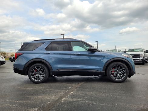 Used 2025 Ford Explorer ST image 2