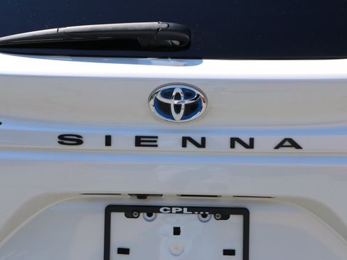 Used 2024 Toyota Sienna XLE w/ XLE Plus Package FWD image 5