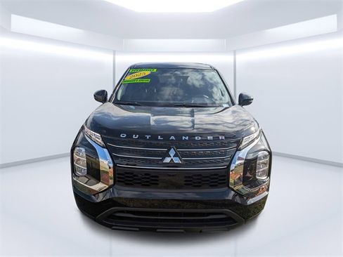New 2025 Mitsubishi Outlander ES image 8