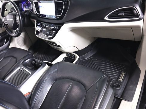 Used 2021 Chrysler Pacifica Touring-L FWD image 41